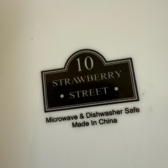 10 Strawberry Street White porcelain ruffle edge serving bowl - Picture 3 of 3